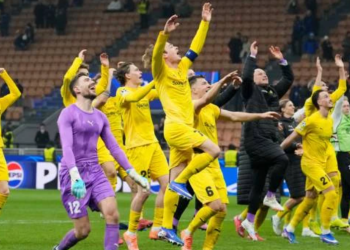 Para pemain Bodo/Glimt merayakan kemenangan di akhir pertandingan sepak bola babak play-off Liga Champions antara Inter Milan dan Bodo Glimt, di stadion San Siro di Milan, Italia, Selasa, 24 Februari 2026. (Sumber: AP Photo/Luca Bruno)