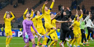 Para pemain Bodo/Glimt merayakan kemenangan di akhir pertandingan sepak bola babak play-off Liga Champions antara Inter Milan dan Bodo Glimt, di stadion San Siro di Milan, Italia, Selasa, 24 Februari 2026. (Sumber: AP Photo/Luca Bruno)