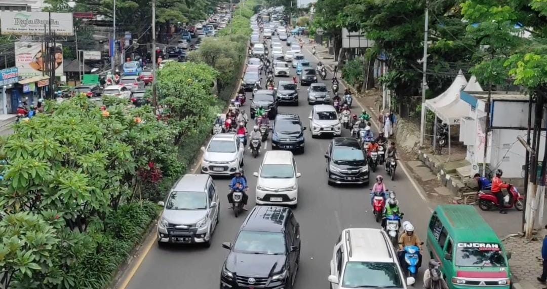 Gerbang Tol Pasteur dan Jalan Djundjunan Bandung macet parah akibat libur Imlek 2026. Antrean kendaraan diprediksi terjadi hingga Selasa. (Ave/pasjabar)