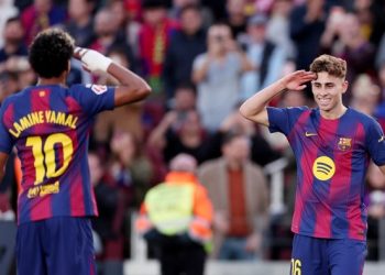 Lamine Yamal dan Fermin Lopez merayakan gol ke gawang Levante. Barcelona menang dan menggusur Real Madrid dari puncak klasemen Liga Spanyol. (Foto: David Ramirez/Soccrates/Getty Images)
