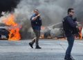 Petugas polisi mengamankan area tempat kendaraan dibakar oleh anggota geng di Zapopan, Meksiko, menyusul kematian ‘El Mencho’ © Gilberto Gall/Reuters