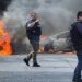 Petugas polisi mengamankan area tempat kendaraan dibakar oleh anggota geng di Zapopan, Meksiko, menyusul kematian ‘El Mencho’ © Gilberto Gall/Reuters