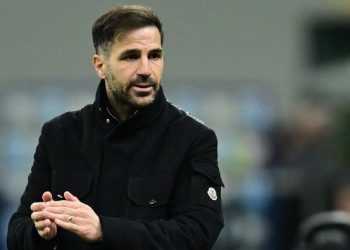 Pelatih Como Cesc Fabregas meminta maaf soal insiden dengan winger AC Milan Alexis Saelemaekers. (Foto: REUTERS/Daniele Mascolo)