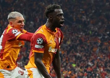 Davinson Sanchez cetak gol ketiga Galatasaray ke gawang Juventus. (REUTERS/Murad Sezer)