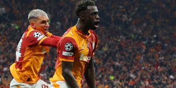 Davinson Sanchez cetak gol ketiga Galatasaray ke gawang Juventus. (REUTERS/Murad Sezer)