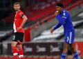 Wesley Fofana memakan pisang untuk buka puasa dalam sebuah laga Liga Inggris. (AFP/MICHAEL STEELE)