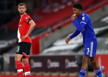 Wesley Fofana memakan pisang untuk buka puasa dalam sebuah laga Liga Inggris. (AFP/MICHAEL STEELE)