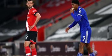 Wesley Fofana memakan pisang untuk buka puasa dalam sebuah laga Liga Inggris. (AFP/MICHAEL STEELE)