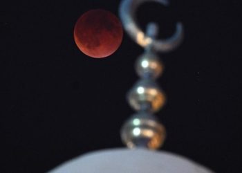 Gerhana Bulan Total berikutnya akan terjadi pada Selasa (3/3/2026). Momen ini bertepatan dengan Ramadan 1447 Hijriah. Foto: Yasser Al Zayyat/AFP