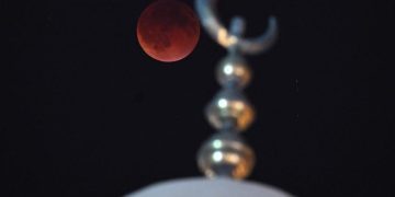 Gerhana Bulan Total berikutnya akan terjadi pada Selasa (3/3/2026). Momen ini bertepatan dengan Ramadan 1447 Hijriah. Foto: Yasser Al Zayyat/AFP