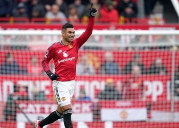 Selebrasi Casemiro usai mencetak gol dalam laga Manchester United vs Fulham di Premier League, Minggu (1/2/2026). (c) AP Photo/Dave Thompson