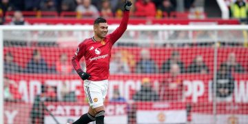 Selebrasi Casemiro usai mencetak gol dalam laga Manchester United vs Fulham di Premier League, Minggu (1/2/2026). (c) AP Photo/Dave Thompson