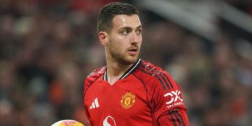 Diogo Dalot dalam laga Liga Inggris antara Manchester United vs West Ham, Jumat (5/12/2025). (c) AP Photo/Ian Hogdson