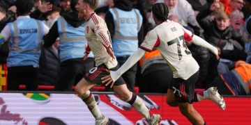 Rio Ngumoha (kanan) merayakan gol Alexis Mac Allister di laga Nottingham Forest vs Liverpool, Minggu (22/02/2026). (c) AP Photo/Dave Shopland