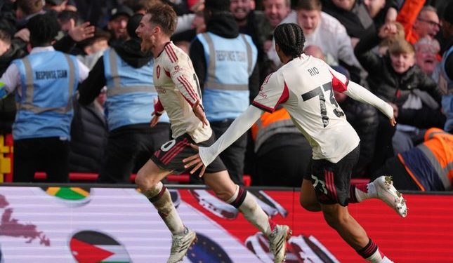 Rio Ngumoha (kanan) merayakan gol Alexis Mac Allister di laga Nottingham Forest vs Liverpool, Minggu (22/02/2026). (c) AP Photo/Dave Shopland