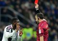 Bek Juventus Pierre Kalulu mendapat kartu merah dalam pertandingan melawan Inter Milan (Foto: REUTERS/Daniele Mascolo)
