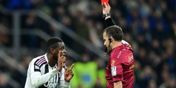 Bek Juventus Pierre Kalulu mendapat kartu merah dalam pertandingan melawan Inter Milan (Foto: REUTERS/Daniele Mascolo)