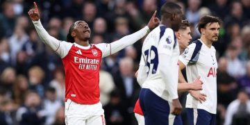 Eberechi Eze bantu Arsenal kokoh di puncak klasemen Liga Inggris. (REUTERS/David Klein)