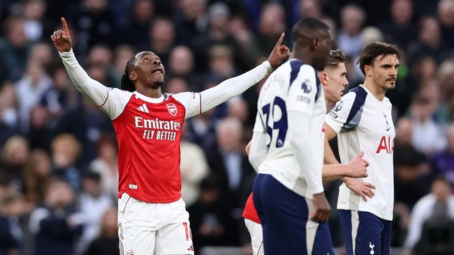 Eberechi Eze bantu Arsenal kokoh di puncak klasemen Liga Inggris. (REUTERS/David Klein)