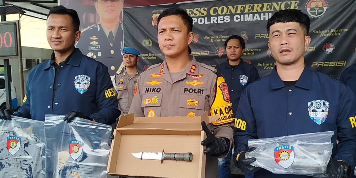 Polres Cimahi tangkap pelaku pembunuhan pelajar SMP di Parongpong. Motif sakit hati diputus pertemanan jadi alasan. (Uby/pasjabar)