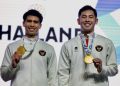 Ganda putra Indonesia, Sabar Karyaman Gutama/Moh Reza Pahlevi Isfahani, berpose dengan medali emas SEA Games 2025. (PBSI)