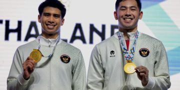 Ganda putra Indonesia, Sabar Karyaman Gutama/Moh Reza Pahlevi Isfahani, berpose dengan medali emas SEA Games 2025. (PBSI)
