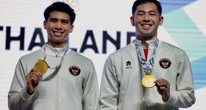 Ganda putra Indonesia, Sabar Karyaman Gutama/Moh Reza Pahlevi Isfahani, berpose dengan medali emas SEA Games 2025. (PBSI)