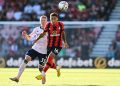 Bek Arsenal Oleksandr Zinchenko (kiri) dan pemain Bournemouth Marcus Tavernier (kanan) berebut bola pada pertandingan sepak bola Liga Premier Inggris di Stadion Vitality, Bournemouth, Inggris, 20 Agustus 2022. Arsenal menang 3-0. (Glyn KIRK/AFP)