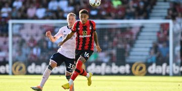 Bek Arsenal Oleksandr Zinchenko (kiri) dan pemain Bournemouth Marcus Tavernier (kanan) berebut bola pada pertandingan sepak bola Liga Premier Inggris di Stadion Vitality, Bournemouth, Inggris, 20 Agustus 2022. Arsenal menang 3-0. (Glyn KIRK/AFP)
