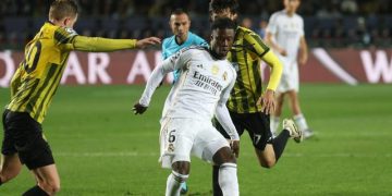 Eduardo Camavinga ditempel pemain Kairat, Olzhas Baybek (kanan) dan Yegor Sorokin dalam pertandingan Liga Champions antara Kairat Almaty vs Real Madrid di Stadion Ortalyk, Almaty, Kazakhstan, Selasa, 30 September 2025. (AP Photo/Alikhan Sariyev)