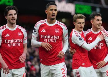 Para pemain Arsenal, Declan Rice, William Saliba, Martin Odegaard, dan Martin Zubimendi merayakan gol dalam pertandingan Liga Inggris melawan Brighton & Hove Albion di Emirates Stadium, Sabtu (27/12/2025). (AP Photo/Kirsty Wigglesworth)