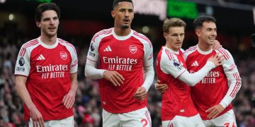 Para pemain Arsenal, Declan Rice, William Saliba, Martin Odegaard, dan Martin Zubimendi merayakan gol dalam pertandingan Liga Inggris melawan Brighton & Hove Albion di Emirates Stadium, Sabtu (27/12/2025). (AP Photo/Kirsty Wigglesworth)