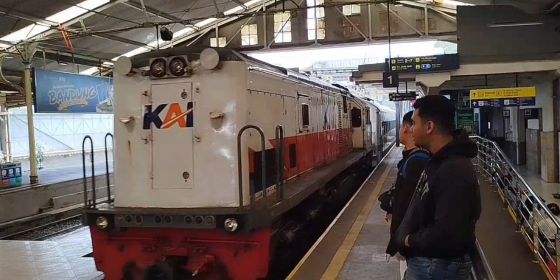 PT KAI Daop 2 Bandung telah menjual 168 ribu tiket mudik Lebaran 2026. Simak rute tambahan dan prediksi puncak arus mudik pada 18 Maret mendatang. (Uby/pasjabar)