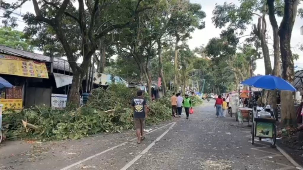 pohon tumbang menimpa pasar tumpah dekat Pemkot Cimahi, Jumat (6/3/26) sore. (Uby/pasjabar)