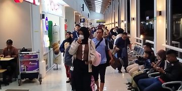 Memasuki H-8 Lebaran 2026, ribuan pemudik mulai memadati Stasiun Kiaracondong, Kota Bandung pada Jumat malam (13/3). Penumpang memilih mudik lebih awal untuk menghindari penumpukan. (Uby/pasjabar)