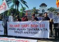 Puluhan massa dari aliansi pemuda dan mahasiswa muslim menggelar aksi di Gedung Sate Bandung. Mereka menolak Indonesia bergabung dengan Board of Peace (BOP). (Uby/pasjabar)