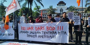 Puluhan massa dari aliansi pemuda dan mahasiswa muslim menggelar aksi di Gedung Sate Bandung. Mereka menolak Indonesia bergabung dengan Board of Peace (BOP). (Uby/pasjabar)