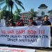 Puluhan massa dari aliansi pemuda dan mahasiswa muslim menggelar aksi di Gedung Sate Bandung. Mereka menolak Indonesia bergabung dengan Board of Peace (BOP). (Uby/pasjabar)