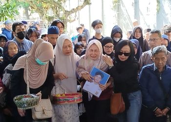 Muhammad Fahdly Arjasubrata, pelajar SMAN 5 Bandung yang diduga menjadi korban pengeroyokan di Jalan Cihampelas, dimakamkan dengan suasana haru di TPU Sirna Raga. (Uby/pasjabar)