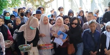 Muhammad Fahdly Arjasubrata, pelajar SMAN 5 Bandung yang diduga menjadi korban pengeroyokan di Jalan Cihampelas, dimakamkan dengan suasana haru di TPU Sirna Raga. (Uby/pasjabar)