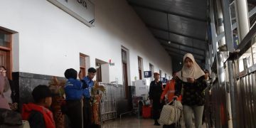 Stasiun Tasikmalaya menjadi stasiun tersibuk ketiga di wilayah KAI Daop 2 Bandung selama masa Angkutan Lebaran 2026, dengan total ribuan penumpang datang dan pergi. (Uby/pasjabar)