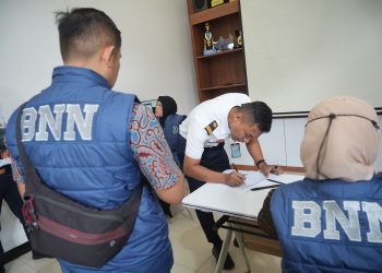 petugas stasiun bandung