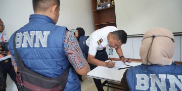 petugas stasiun bandung