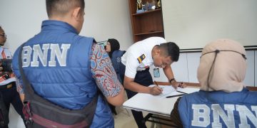 petugas stasiun bandung