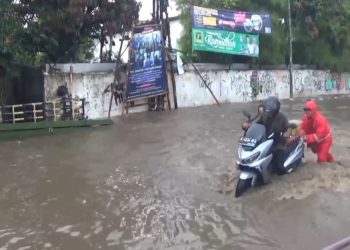Hujan lebat menyebabkan Sungai Ciputri meluap dan merendam Jalan Mahar Martanegara, Cimahi, Senin (30/3). Akses menuju Bandung via Cimindi sempat terputus. (Uby/pasjabar)