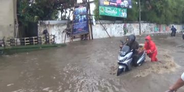 Hujan lebat menyebabkan Sungai Ciputri meluap dan merendam Jalan Mahar Martanegara, Cimahi, Senin (30/3). Akses menuju Bandung via Cimindi sempat terputus. (Uby/pasjabar)