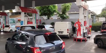 Rencana kenaikan harga BBM non-subsidi Pertamax pada awal April 2026 memicu antrean panjang di SPBU Jalan Riau, Bandung. Warga mengaku keberatan dengan rencana tersebut. (Uby/pasjabar)