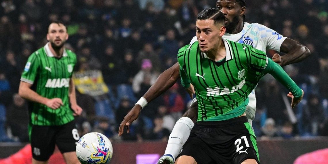 Bek Timnas Indonesia, Jay Idzes, berduel dengan penyerang Inter Milan Marcus Thuram. Inter Milan tampil dominan saat menundukkan Sassuolo dengan skor 5-0 dalam lanjutan pekan ke-24 Serie A 2025-2026 di Stadion MAPEI, Reggio Emilia, Senin (9/2/2026) dini hari WIB.(AFP/PIERO CRUCIATTI)
