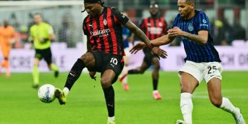 Rafael Leao (kiri) dibayangi Manuel Akanji (kanan) dalam pertandingan sepak bola Serie A Liga Italia antara AC Milan vs Inter Milan di Stadion San Siro di Milan, Italia utara, pada 8 Maret 2026. (Foto oleh Stefano RELLANDINI / AFP)(AFP/STEFANO RELLANDINI)