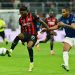 Rafael Leao (kiri) dibayangi Manuel Akanji (kanan) dalam pertandingan sepak bola Serie A Liga Italia antara AC Milan vs Inter Milan di Stadion San Siro di Milan, Italia utara, pada 8 Maret 2026. (Foto oleh Stefano RELLANDINI / AFP)(AFP/STEFANO RELLANDINI)